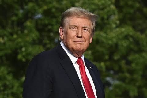 特朗普7月25日下令暂停对伊朗空袭 为外交谈判留出空间